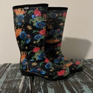 Stride by Sloggers Black Floral Royal Crown Waterproof Rain Boots